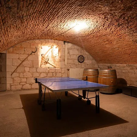 דירה Enjoy Chateau De Monbrison, For Two Guests